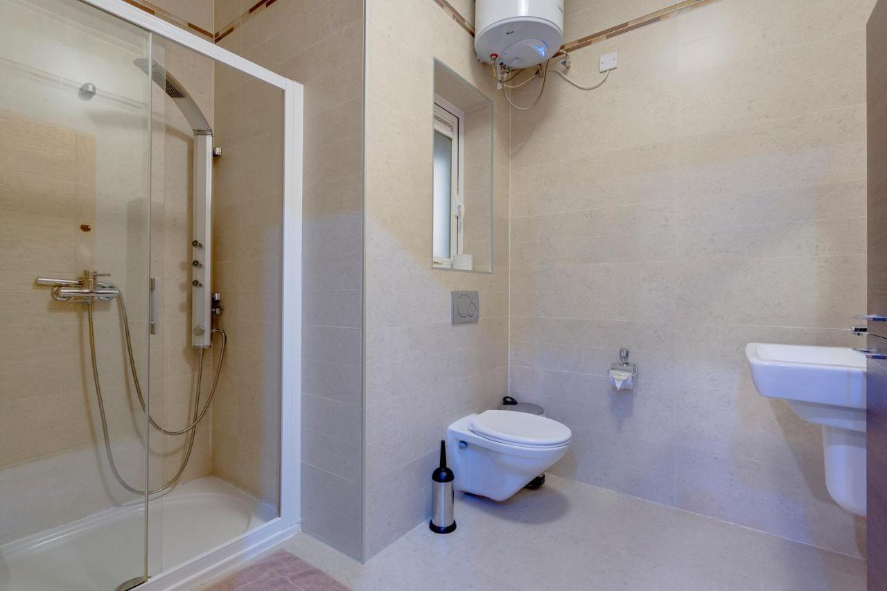 Luxury Apt W/ Side Seaviews And Pool, Top Location Sliema Exterior photo