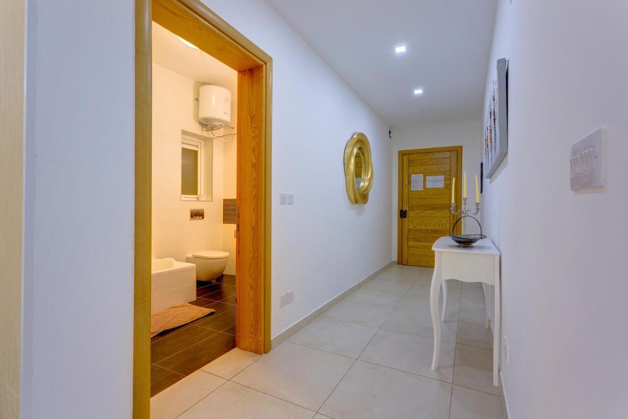 Luxury Apt W/ Side Seaviews And Pool, Top Location Sliema Exterior photo